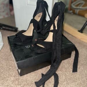 Windsor black velvet tie heels women’s size 7.5